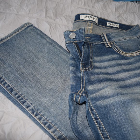 Buckle Jeans - Picture 2 of 3